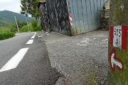 84 A Zergnone (852 m) seguo il 505A che prosegue a sx per buon tratto sulla strada asfaltata